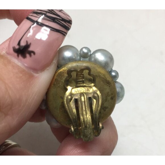 Women's Vintage Clip On Cluster Earrings - Picture 3 of 4